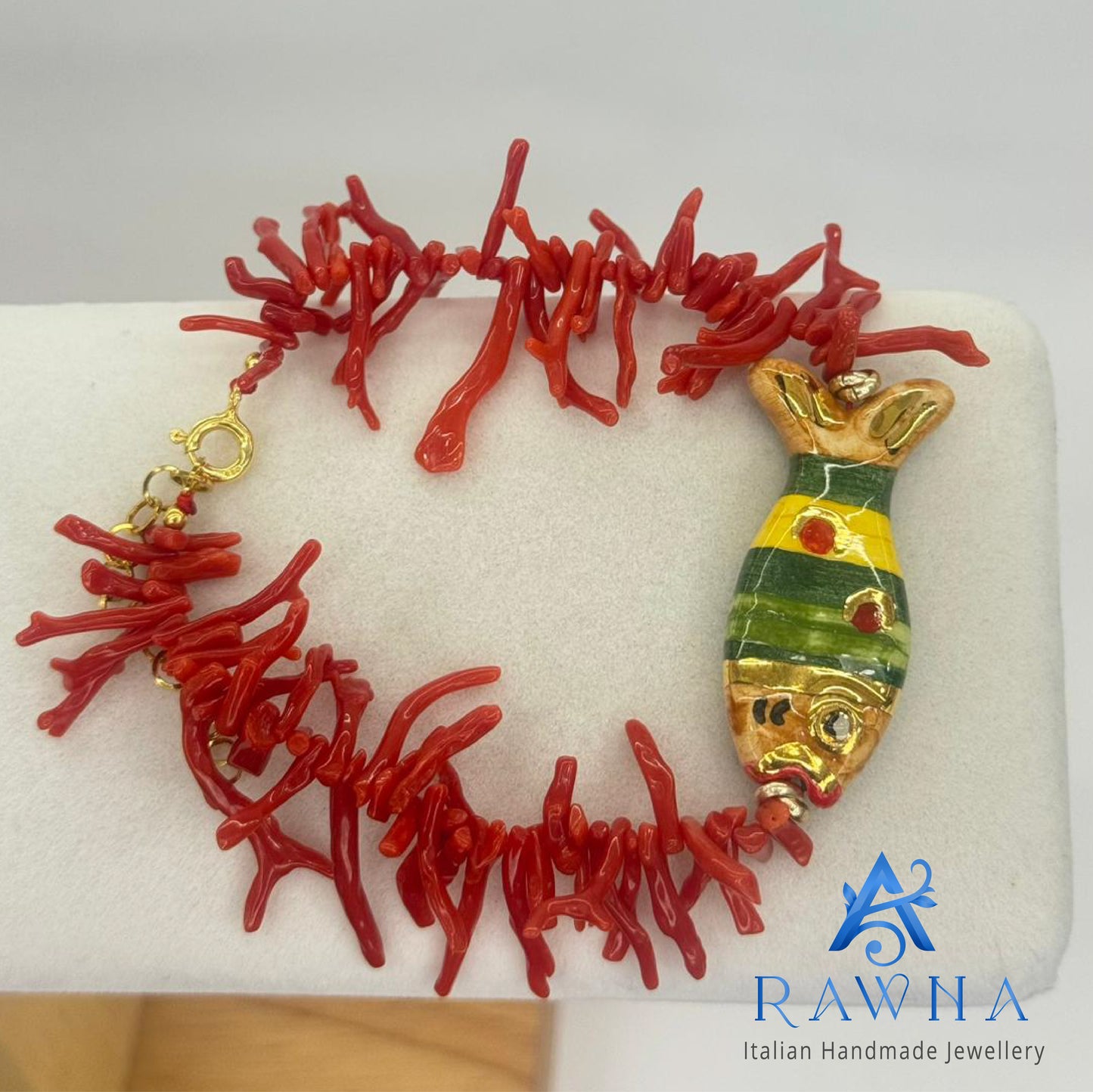 Soffio di Mare – Bracciale Artigianale con Corallo Rosso e Pesce in Ceramica Dipinto a Mano