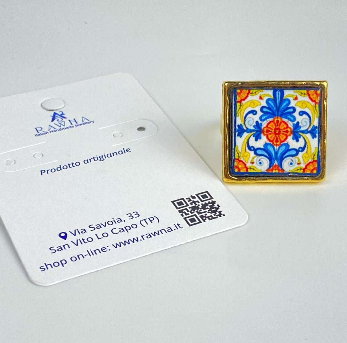 Anello RAWNA in stile maiolica siciliana con montatura dorata regolabile e motivo decorativo colorato