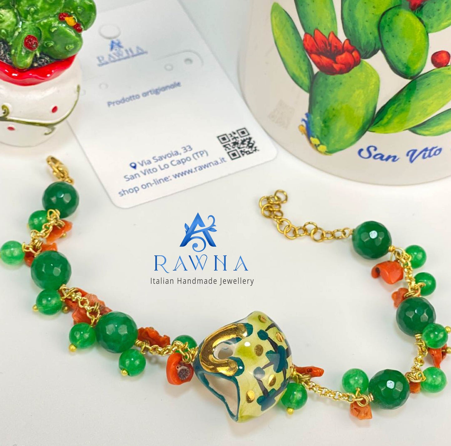 Bracciale artigianale RAWNA con borsa in ceramica di Caltagirone dipinta a mano, agata verde e corallo, made in San Vito Lo Capo