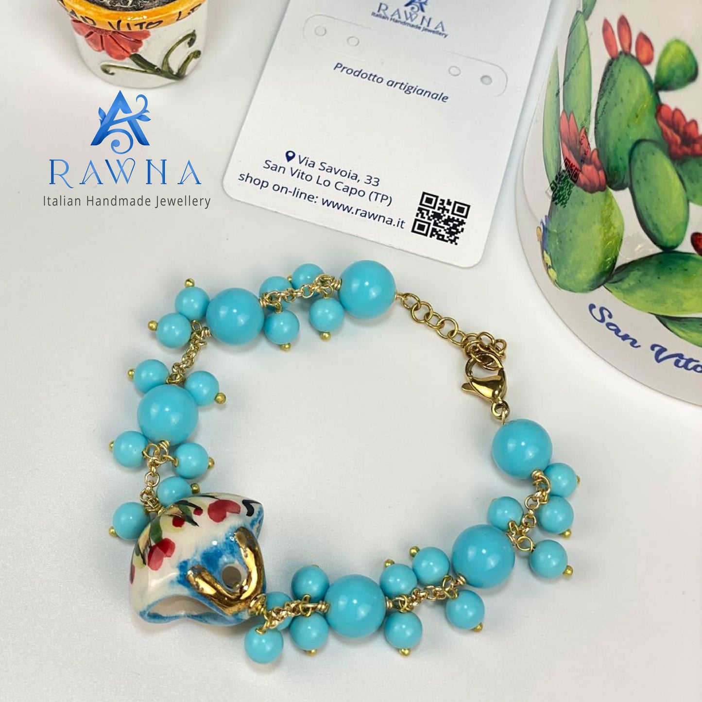 Bracciale artigianale RAWNA con borsa in ceramica di Caltagirone dipinta a mano, pasta di turchese azzurra, catena indiana placcata in oro e chiusura in acciaio