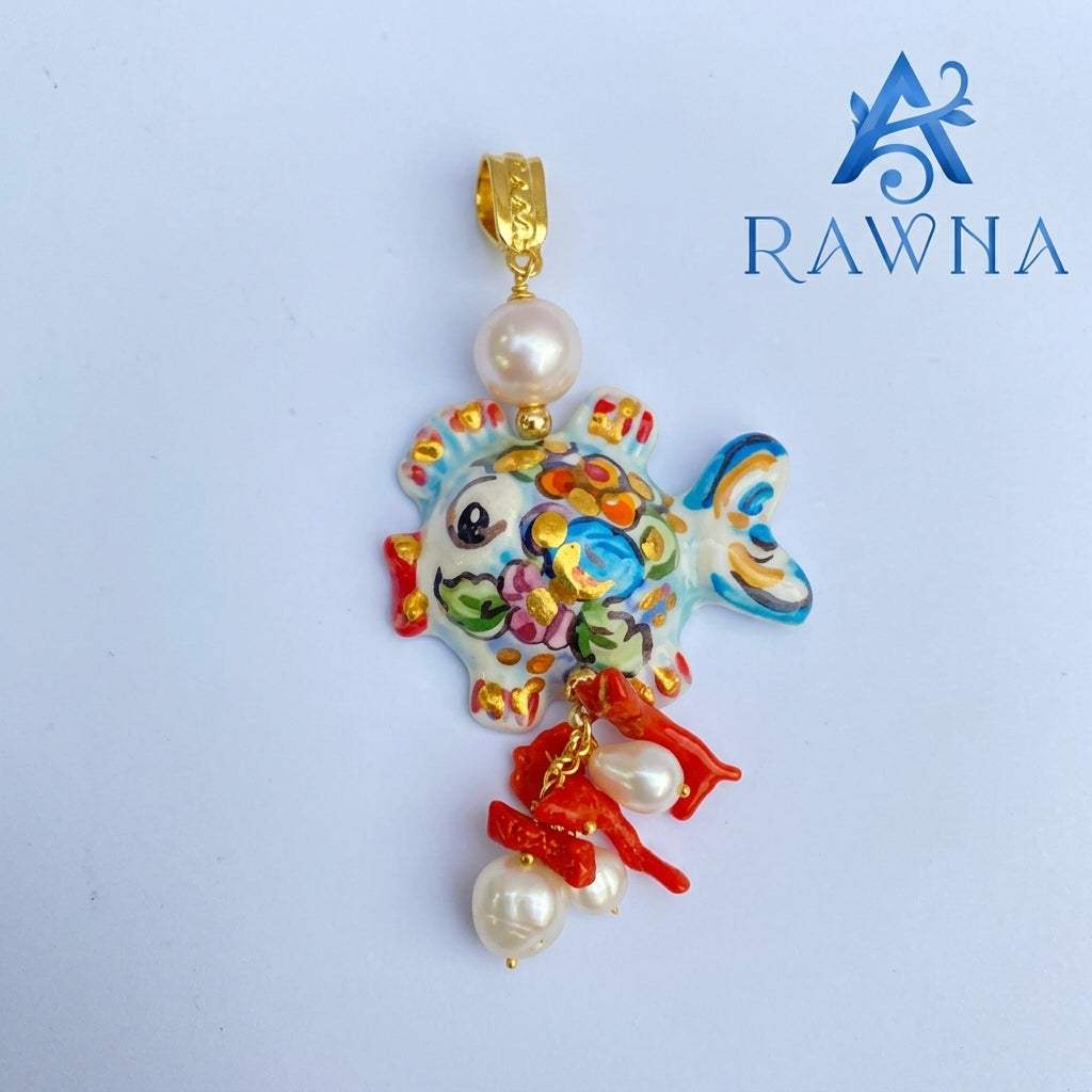 Ciondolo artigianale in ceramica dipinta a mano a forma di pesce con perle naturali coltivate e rametti di corallo rosso pendente - RAWNA