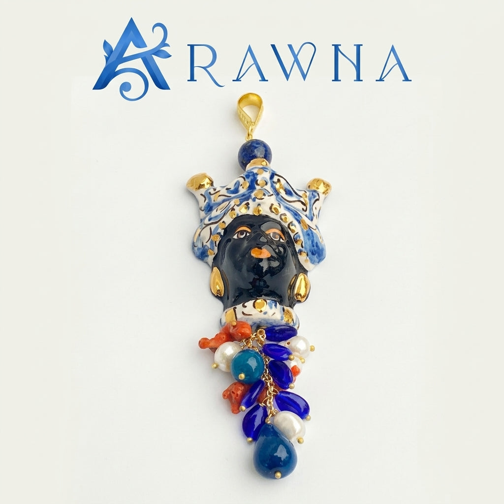 Ciondolo artigianale in ceramica raffigurante una Testa di Moro siciliana in stile maiolica blu e oro con pendenti di pietre blu, perle naturali e corallo - RAWNA