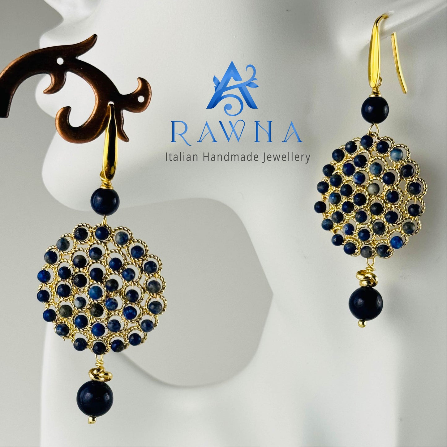 Orecchini RAWNA con cerchio tondo intrecciato color oro, pietra lapislazzuli intrecciata e sfere pendenti in agata blu, eleganti e luminosi