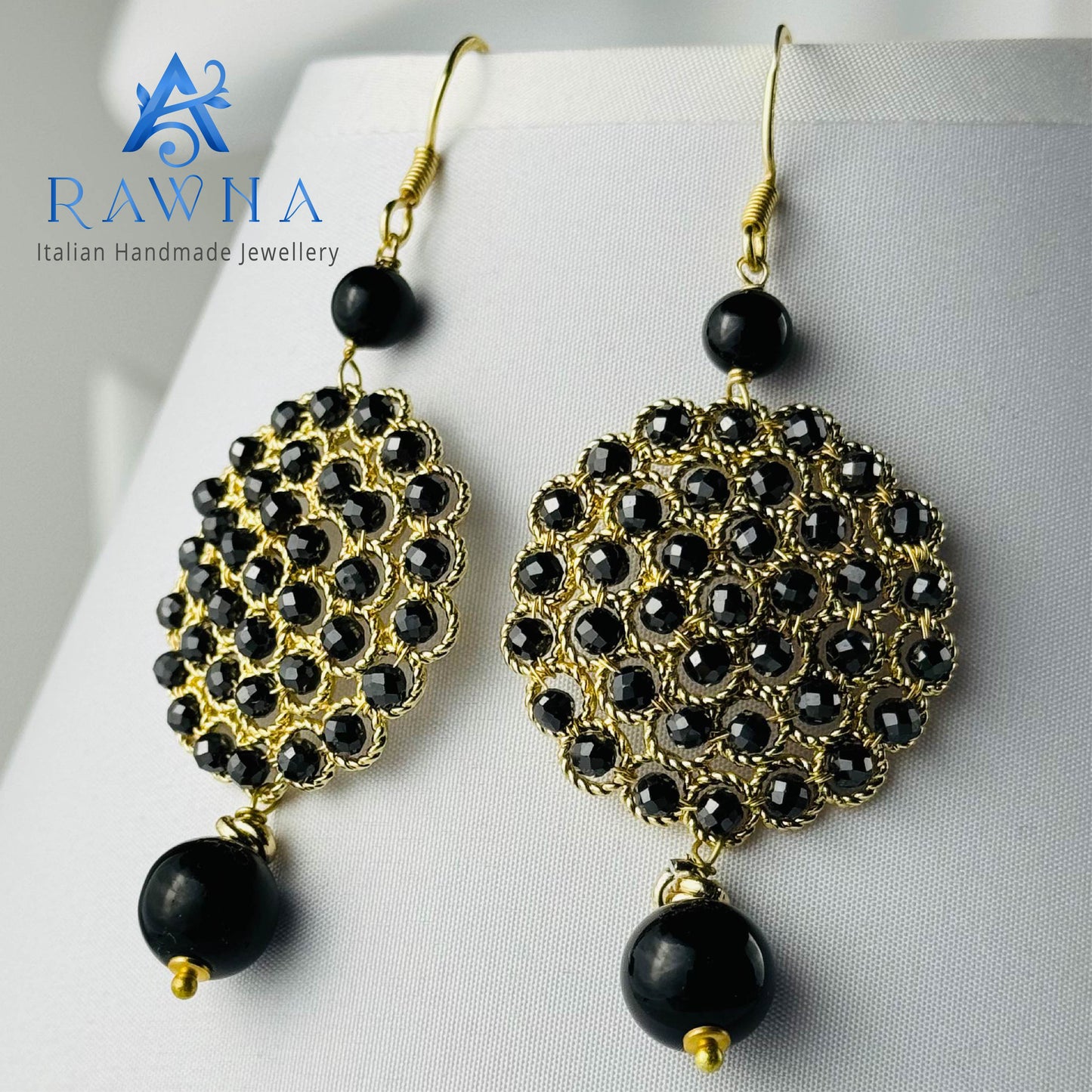 Orecchini RAWNA con cerchio tondo in ottone di alta qualità, zirconi neri intrecciati con filo in ottone e sfera pendente in onice nera, montatura color oro
