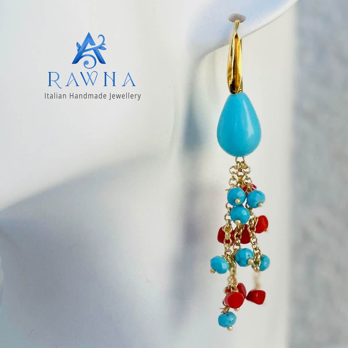 Orecchini RAWNA pendenti a grappolo con goccia superiore in pasta di turchese, catene in ottone e pietre in corallo naturale e pasta di turchese, monachella in acciaio