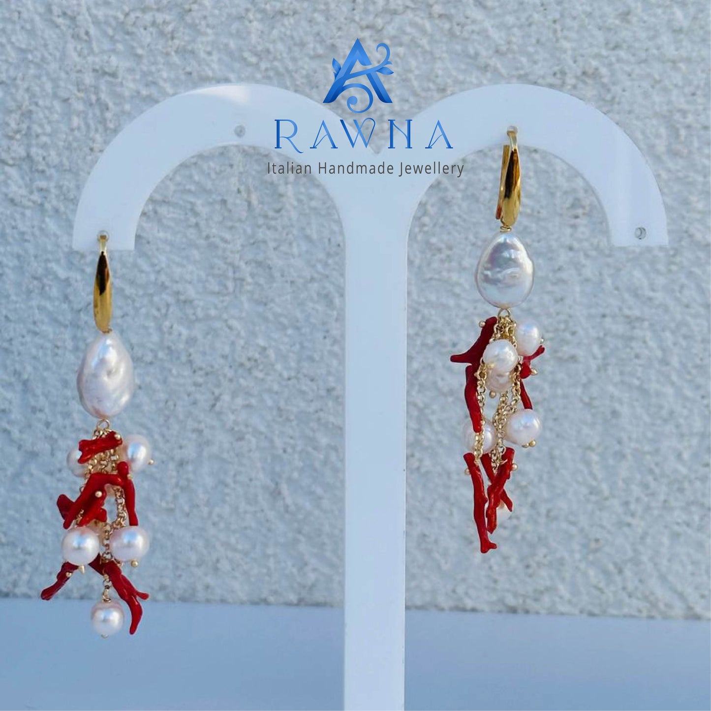Orecchini RAWNA pendenti a grappolo con perla scaramazza superiore, rametti di corallo naturale rosso e perle di fiume bianche, catene e chiudini indiano placcato in oro