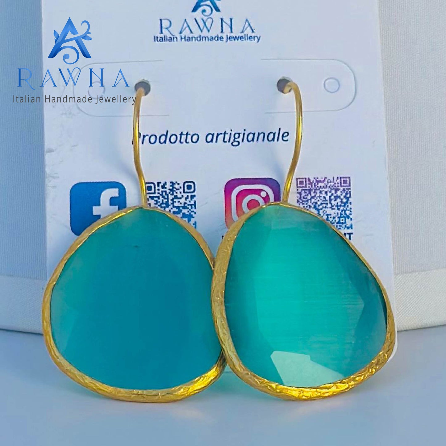 Orecchini artigianali pendenti in Zamak dorato con pietra Occhio di Gatto verde, fatti a mano e Made in Turchia