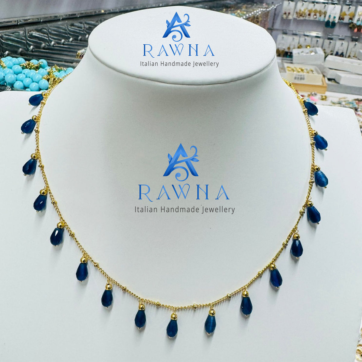 Girocollo Gocce d’Oceano con catena dorata e cristalli blu a goccia