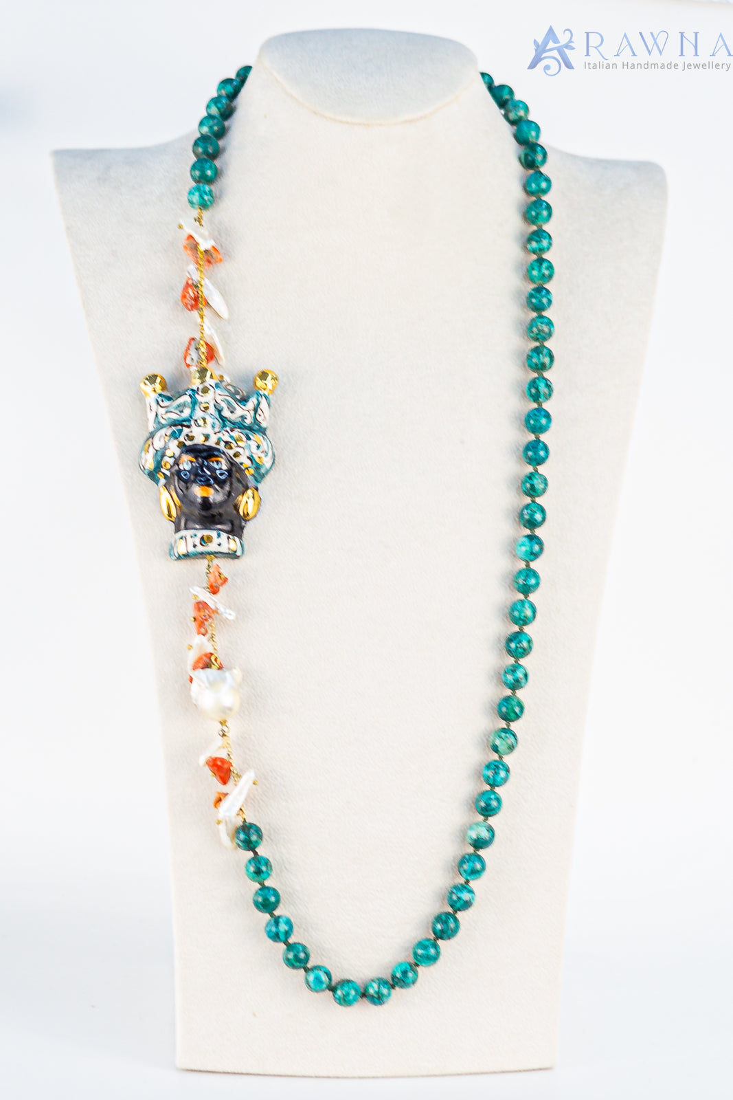 Collana lunga in ceramica simbolo pesce con le pietre agata verde