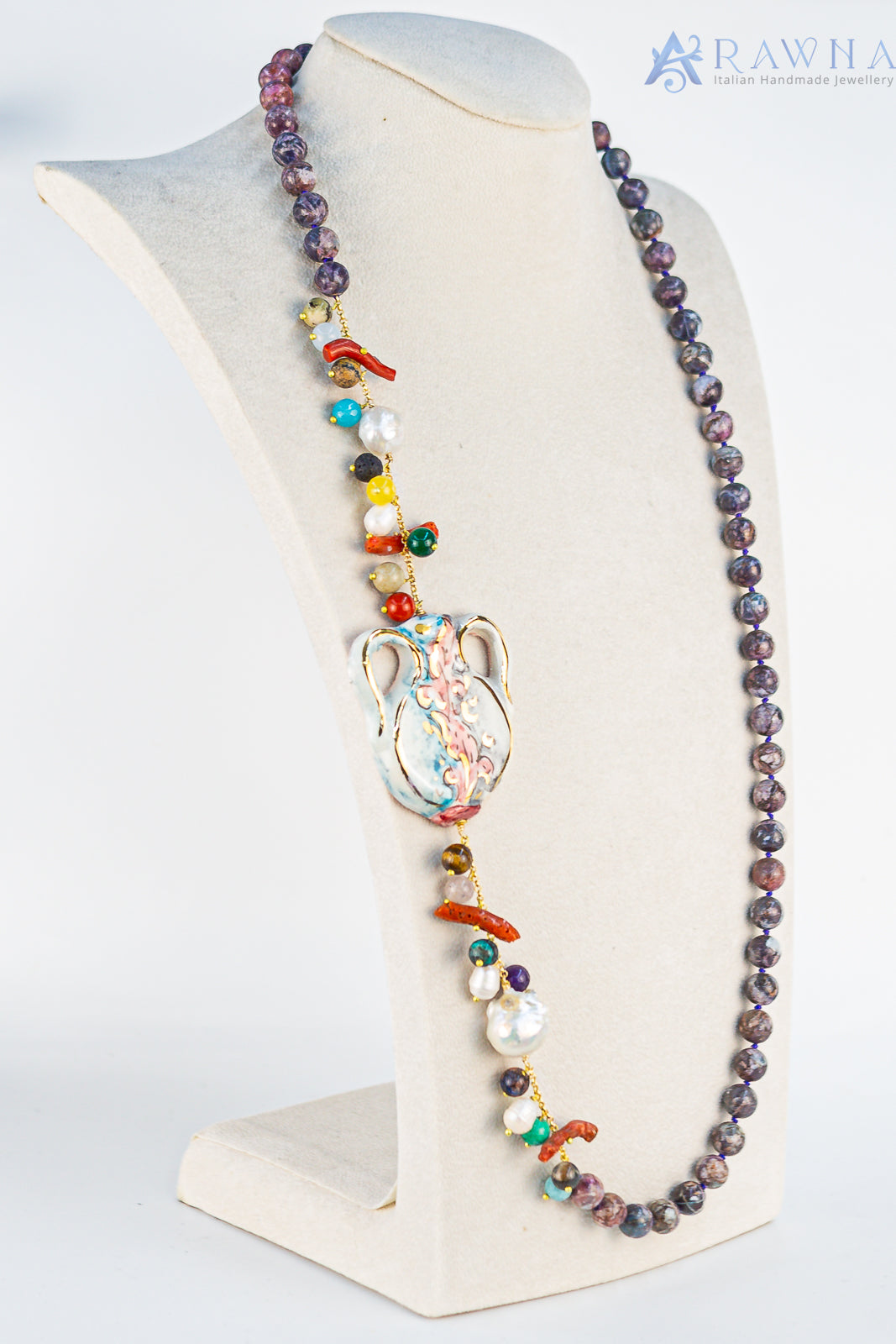 Collana lunga in ceramica simbolo pesce con le pietre agata verde