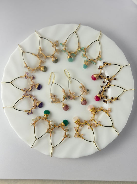 a Orecchini con pietra naturale quarzo rosa