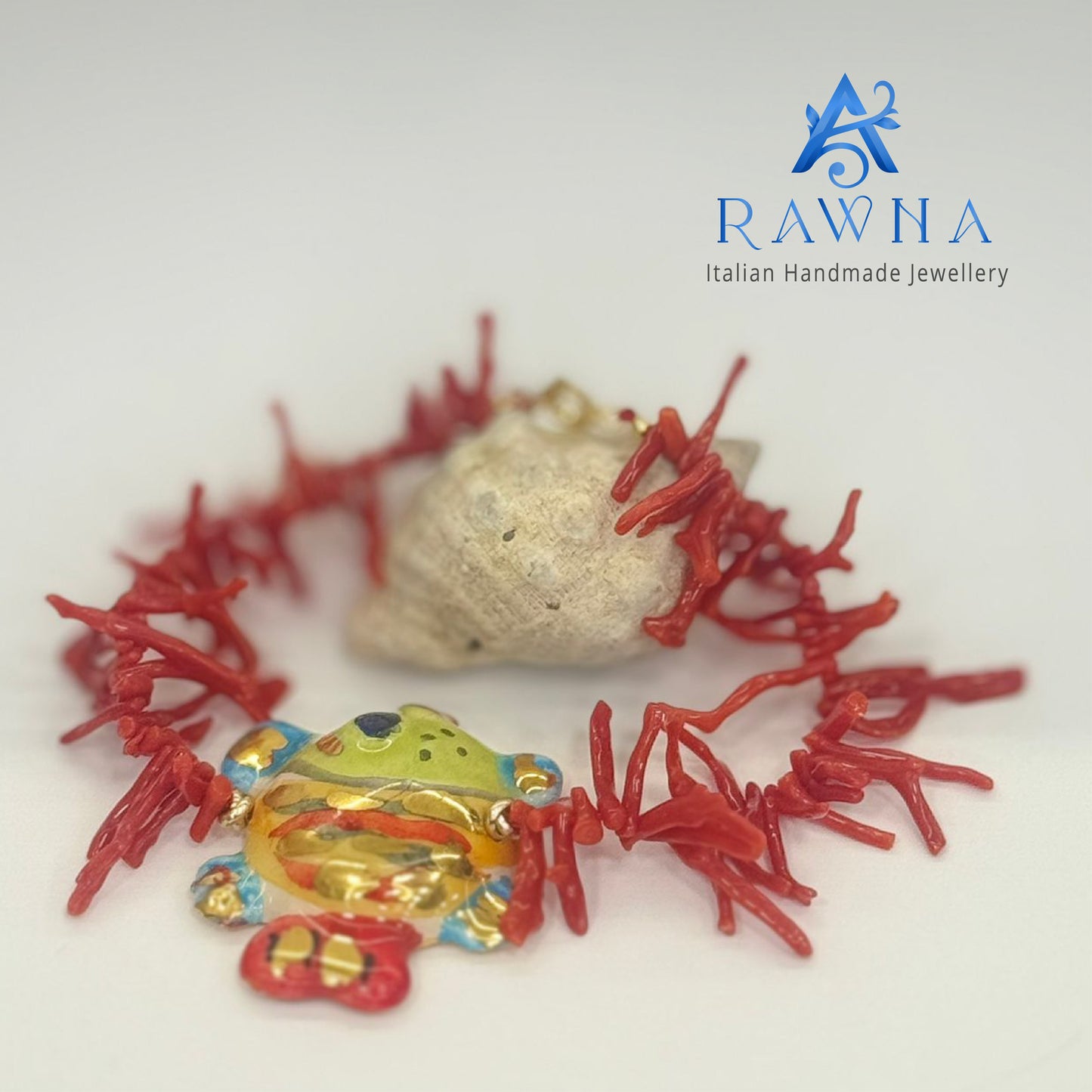 Questa collana artigianale di RAWNA Italian Handmade Jewellery è un pezzo unico che combina elementi marini naturali con un design artistico vivace.