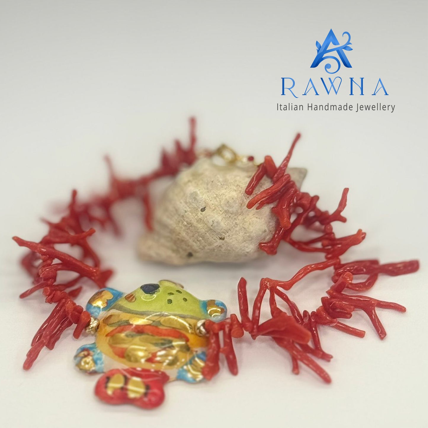 Questa collana artigianale di RAWNA Italian Handmade Jewellery è un pezzo unico che combina elementi marini naturali con un design artistico vivace.