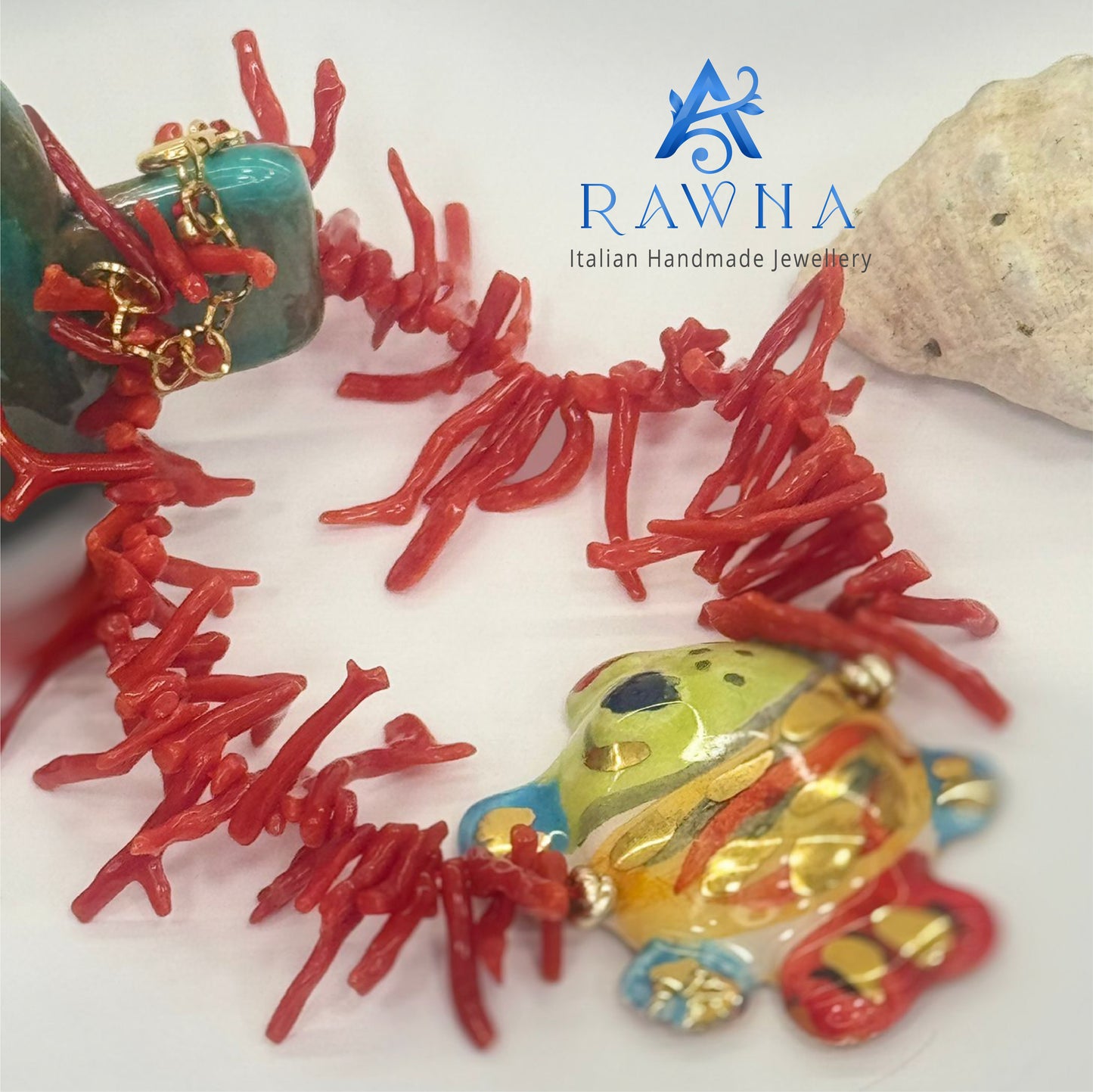 Questa collana artigianale di RAWNA Italian Handmade Jewellery è un pezzo unico che combina elementi marini naturali con un design artistico vivace.
