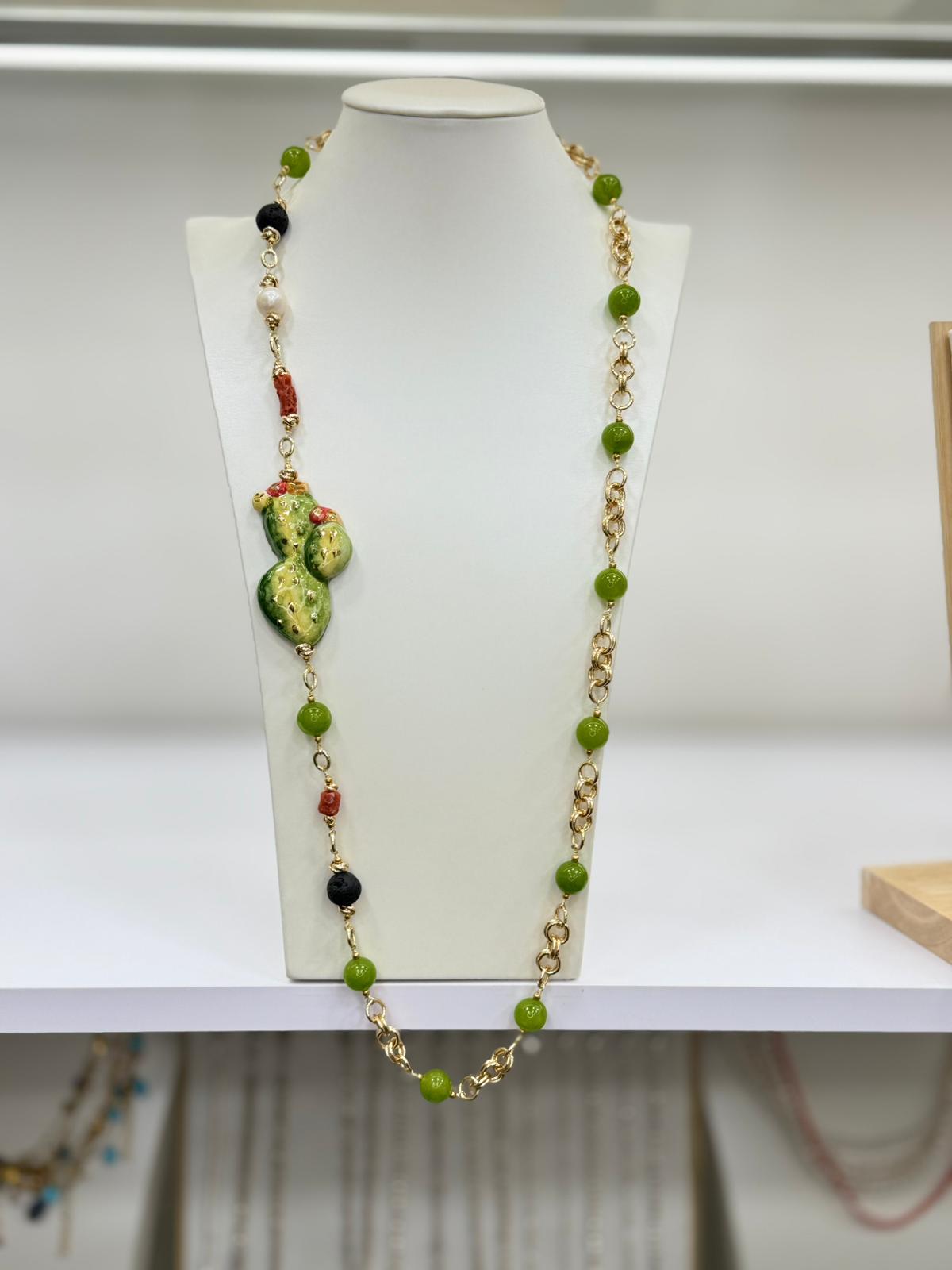 collana artigianale con un ciondolo a forma di fico d'India