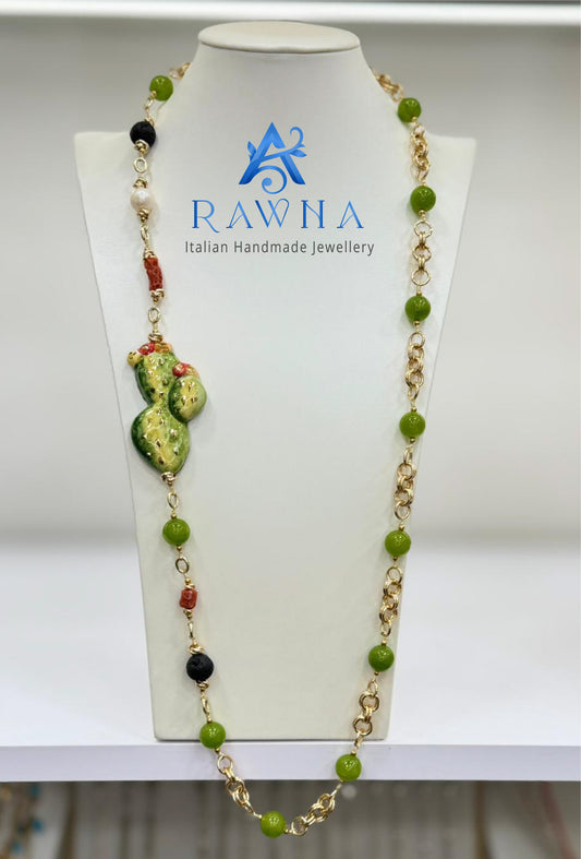 collana artigianale con un ciondolo a forma di fico d'India