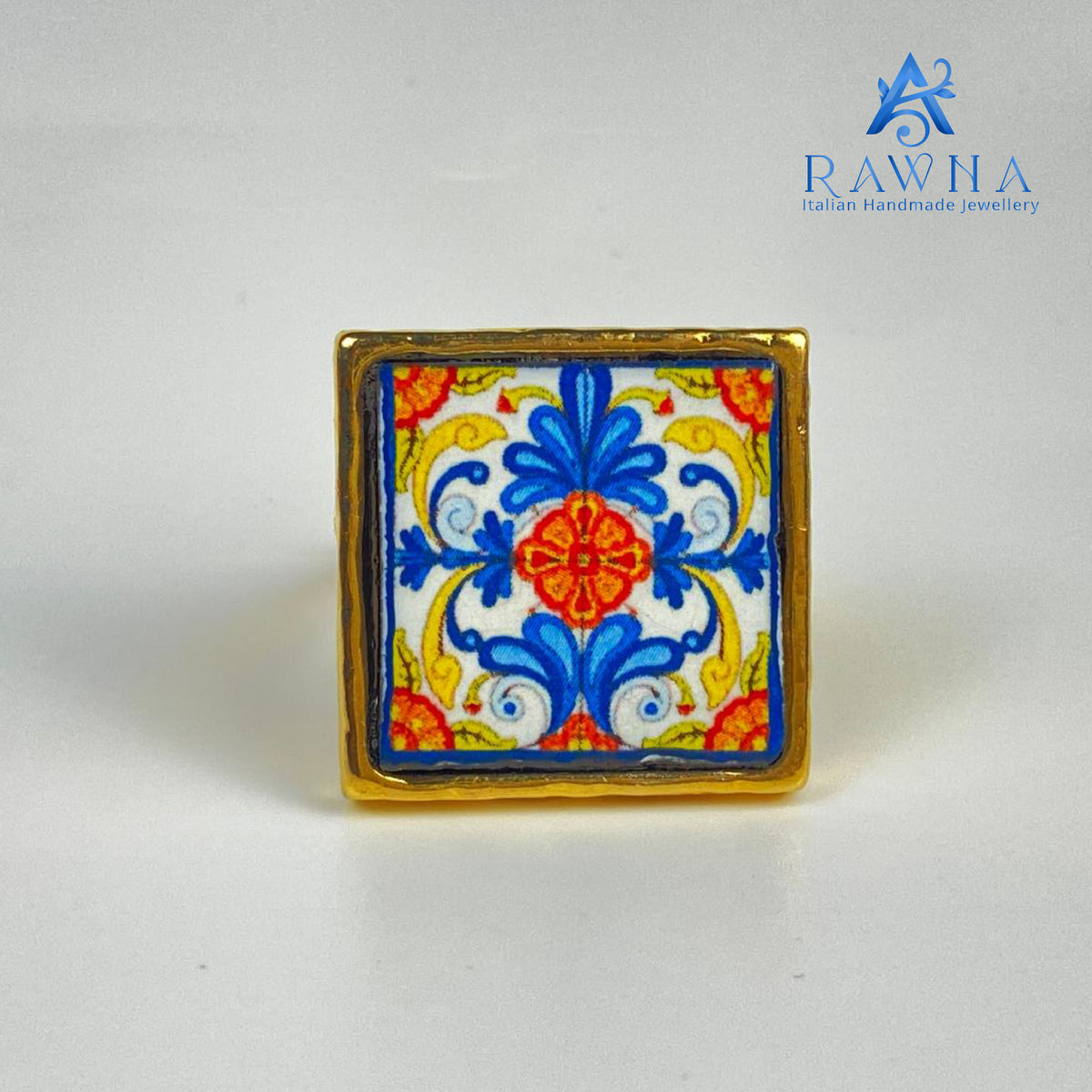 Anello RAWNA in stile maiolica siciliana con montatura dorata regolabile e motivo decorativo colorato