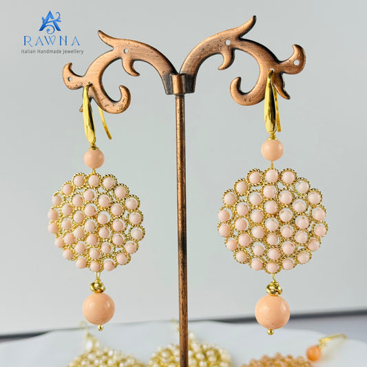 Orecchini Cerchio Tondo con Pasta di Corallo Rosa Intrecciata e Sfere Rosa – RAWNA