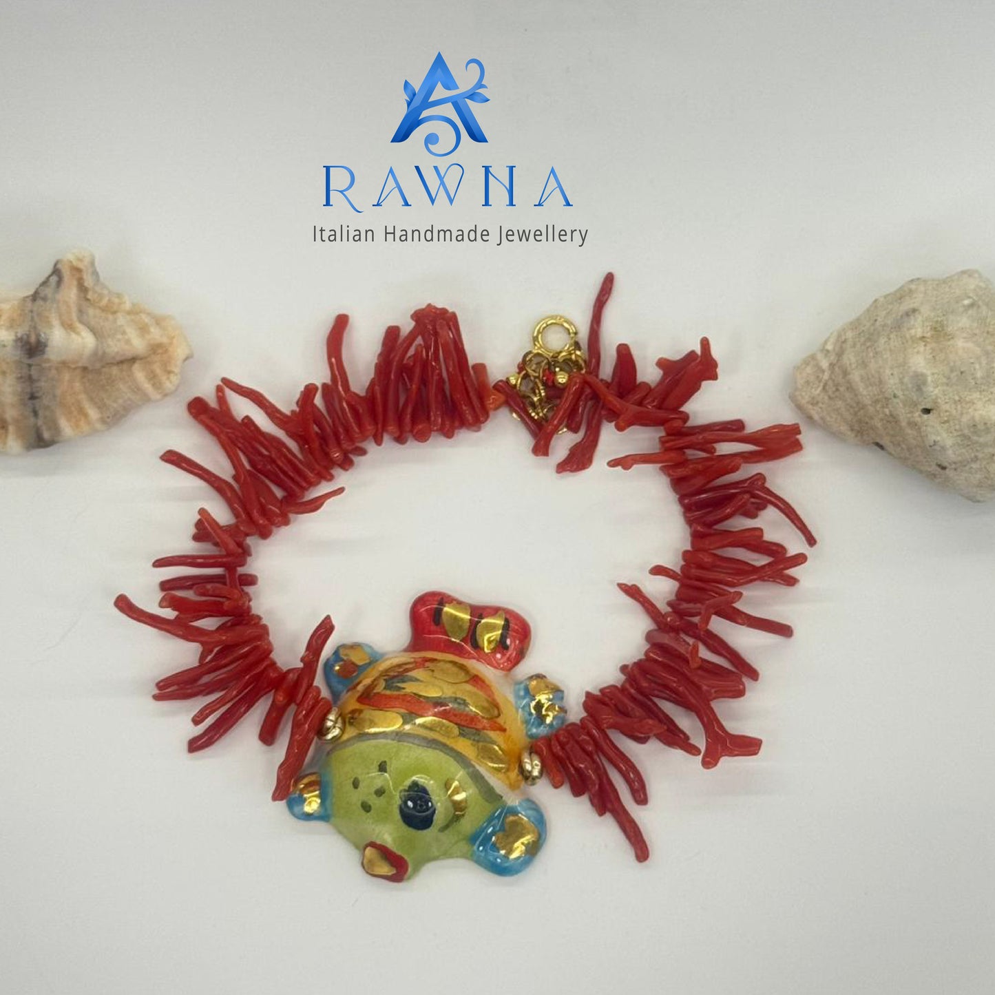 Questa collana artigianale di RAWNA Italian Handmade Jewellery è un pezzo unico che combina elementi marini naturali con un design artistico vivace.