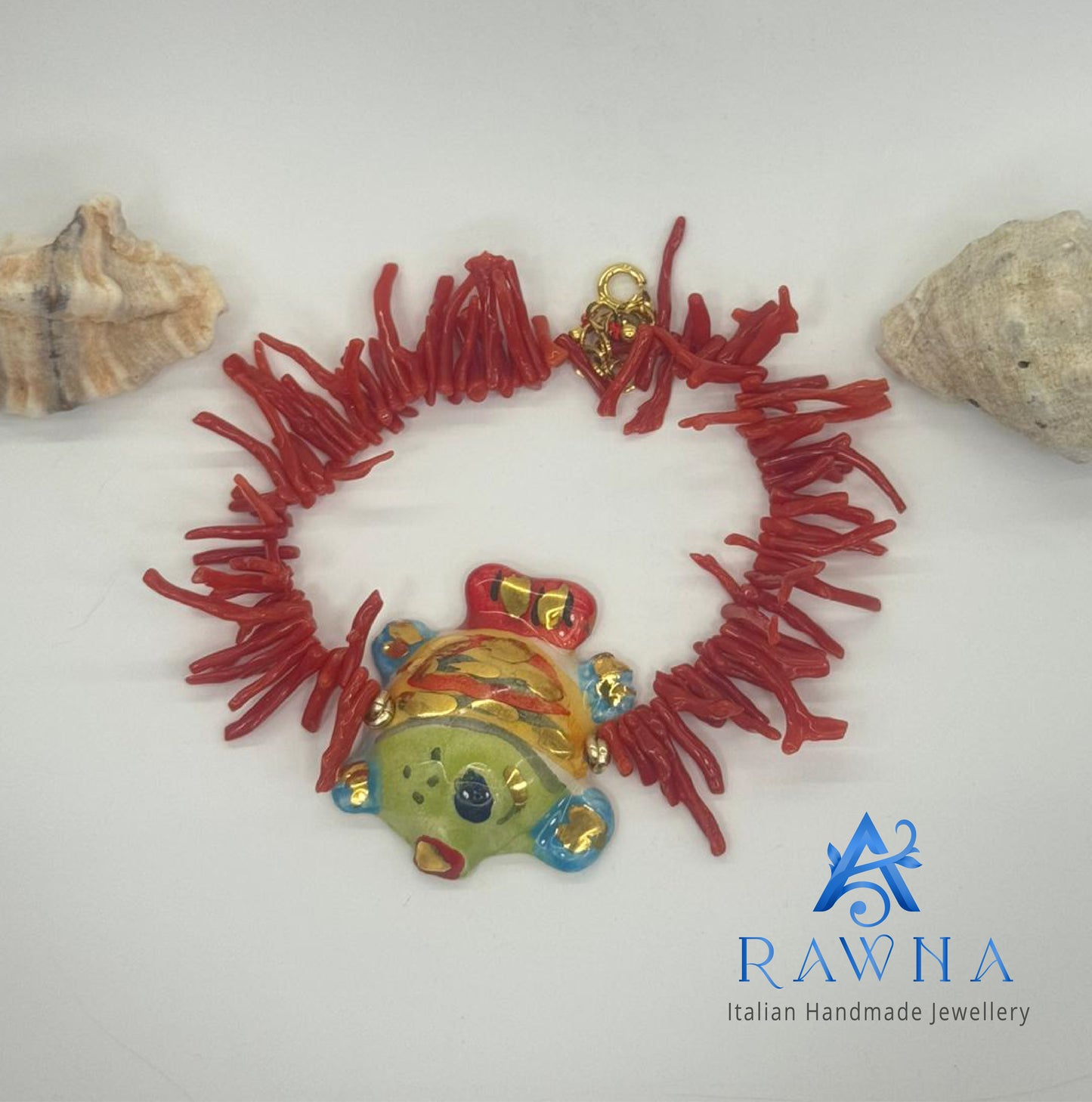Questa collana artigianale di RAWNA Italian Handmade Jewellery è un pezzo unico che combina elementi marini naturali con un design artistico vivace.