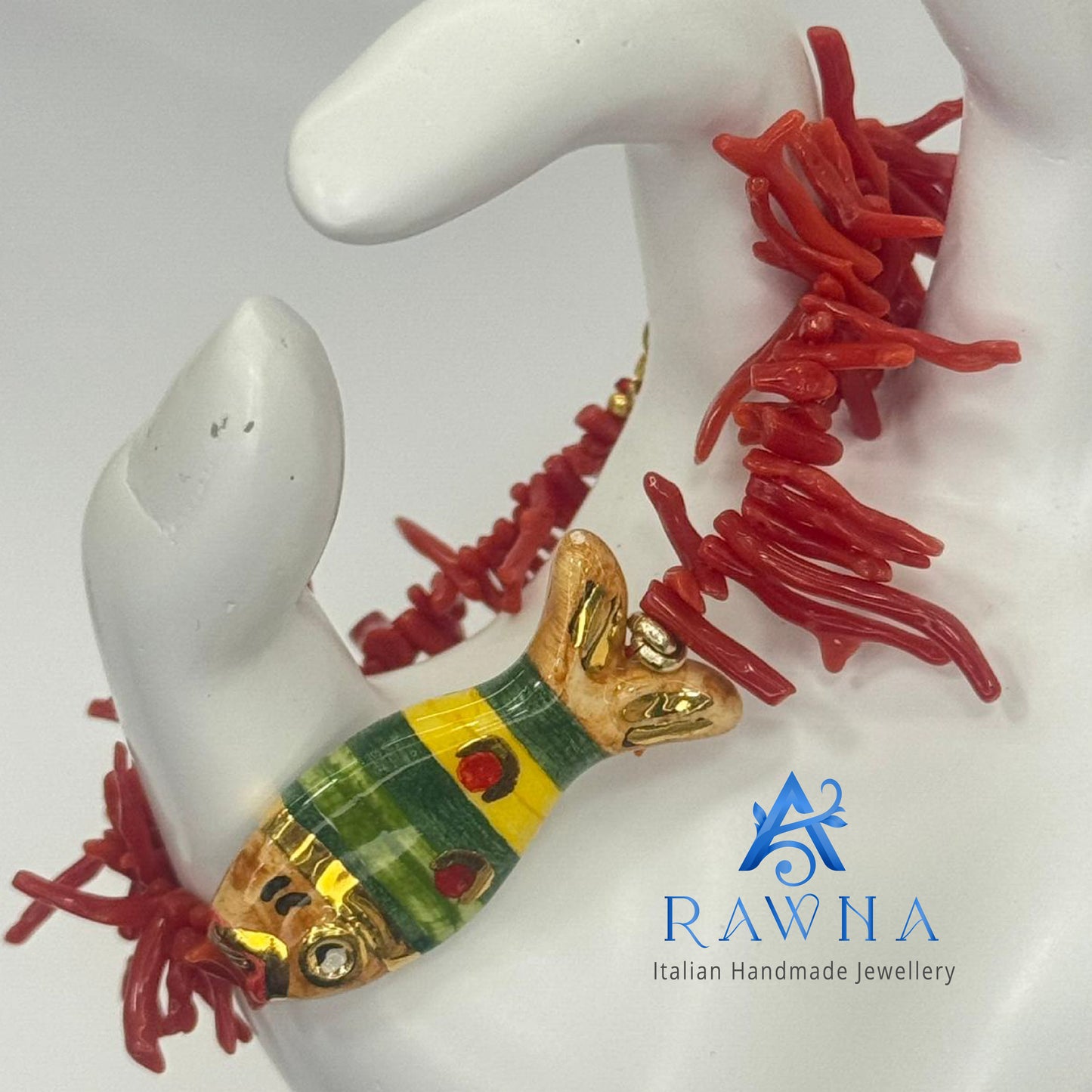 Bracciale in rami di corallo rosso con pesce smaltato