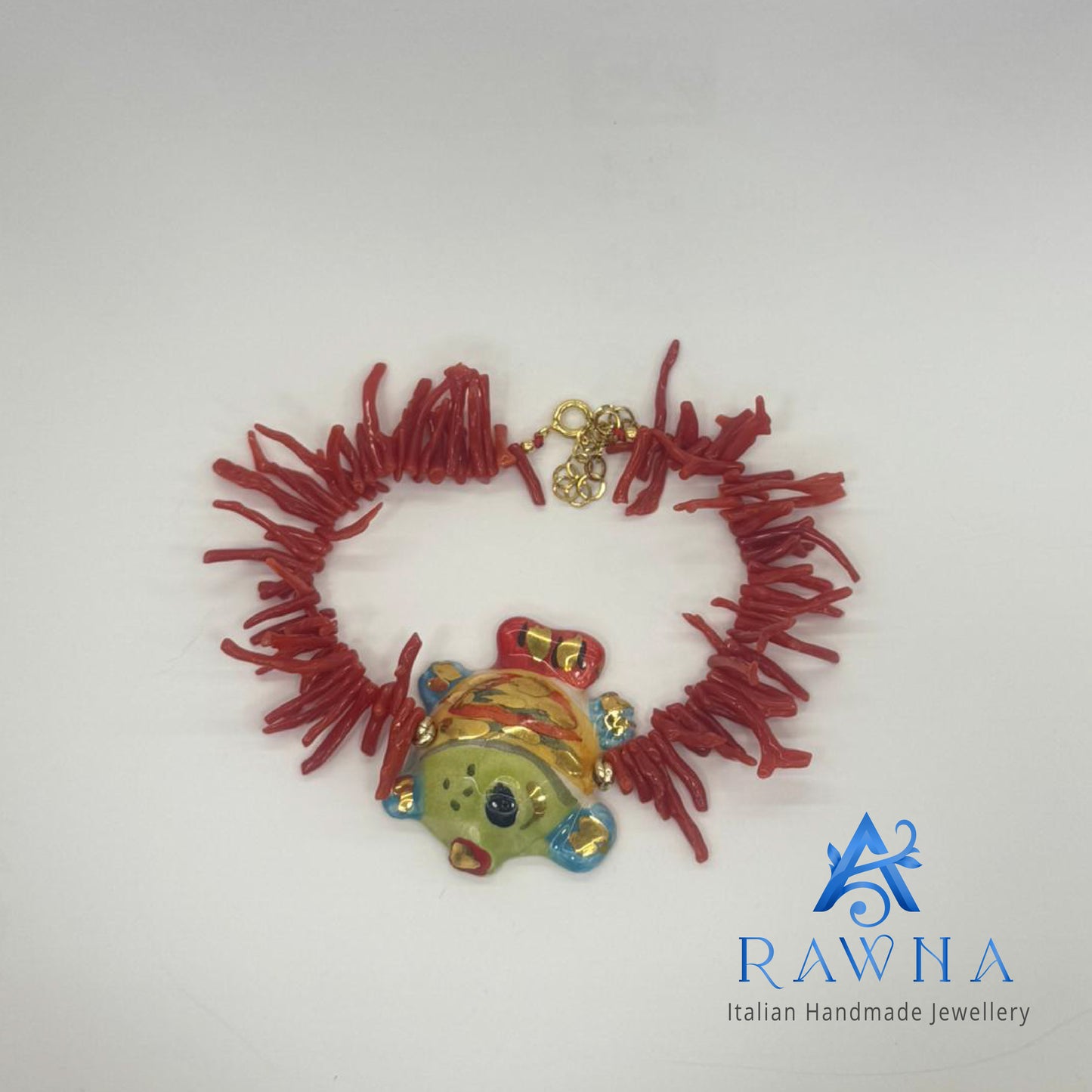 Questa collana artigianale di RAWNA Italian Handmade Jewellery è un pezzo unico che combina elementi marini naturali con un design artistico vivace.