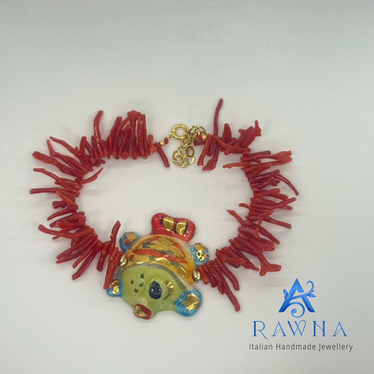 Questa collana artigianale di RAWNA Italian Handmade Jewellery è un pezzo unico che combina elementi marini naturali con un design artistico vivace.