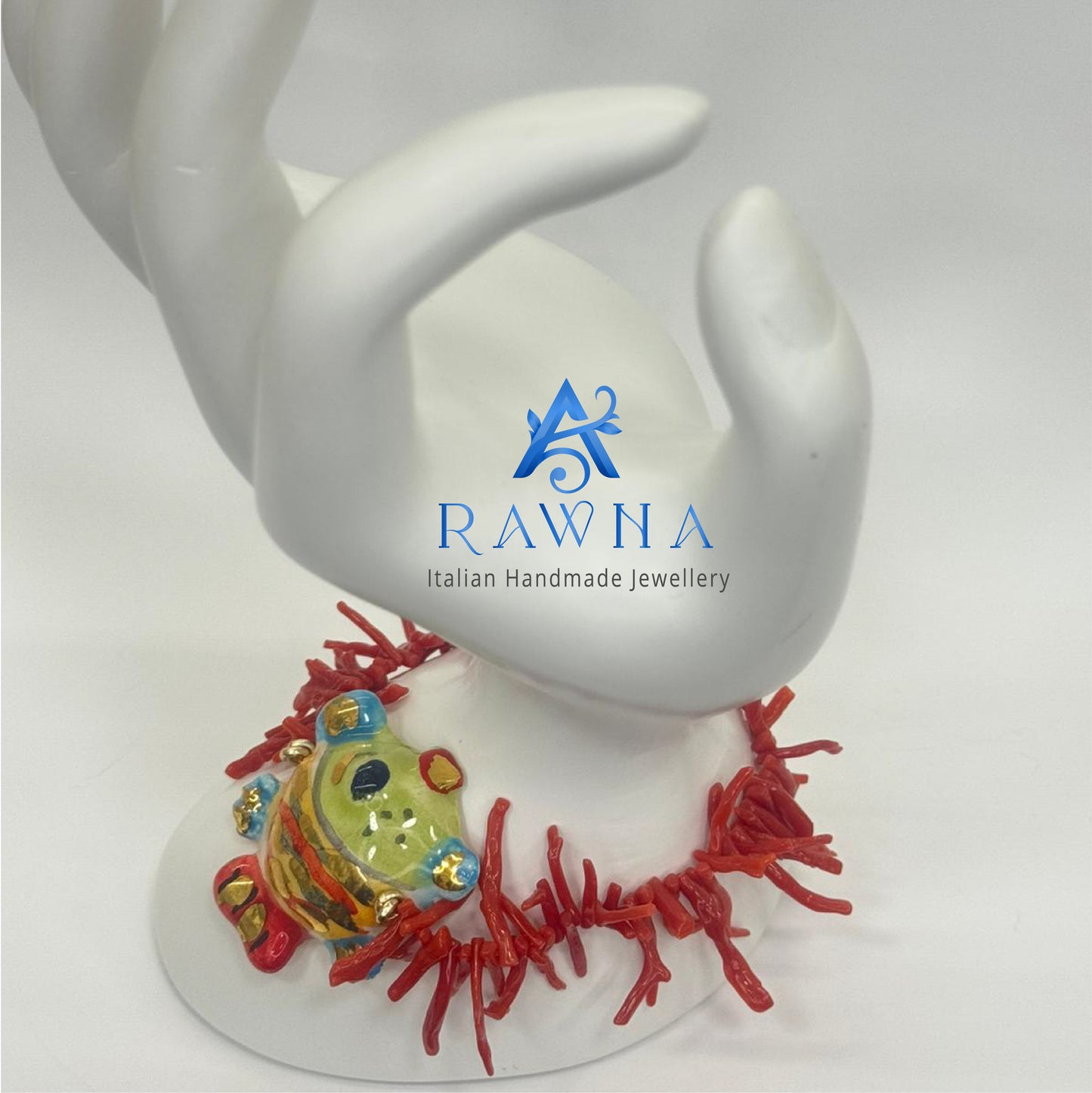 Questa collana artigianale di RAWNA Italian Handmade Jewellery è un pezzo unico che combina elementi marini naturali con un design artistico vivace.