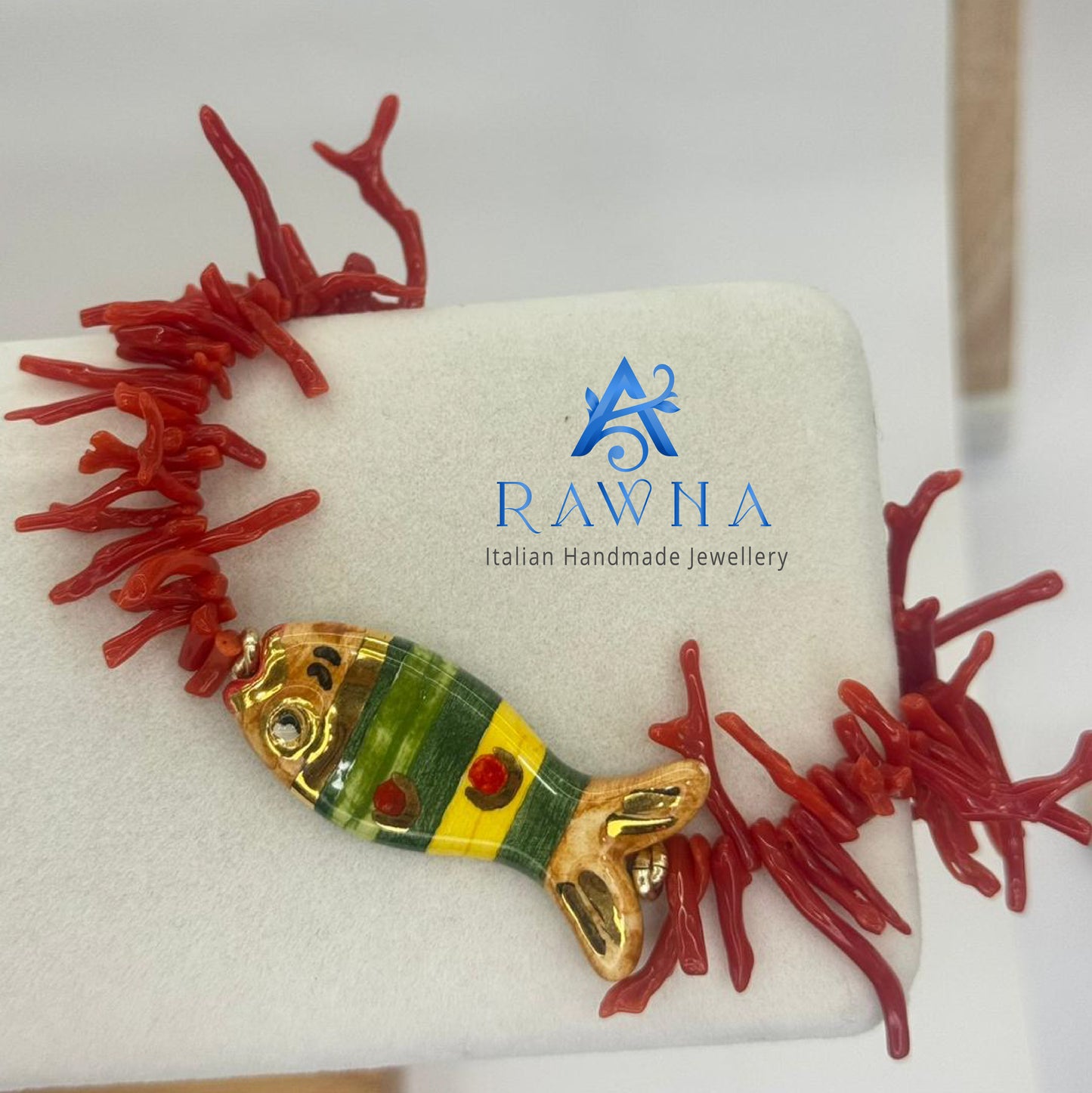 Bracciale in rami di corallo rosso con pesce smaltato
