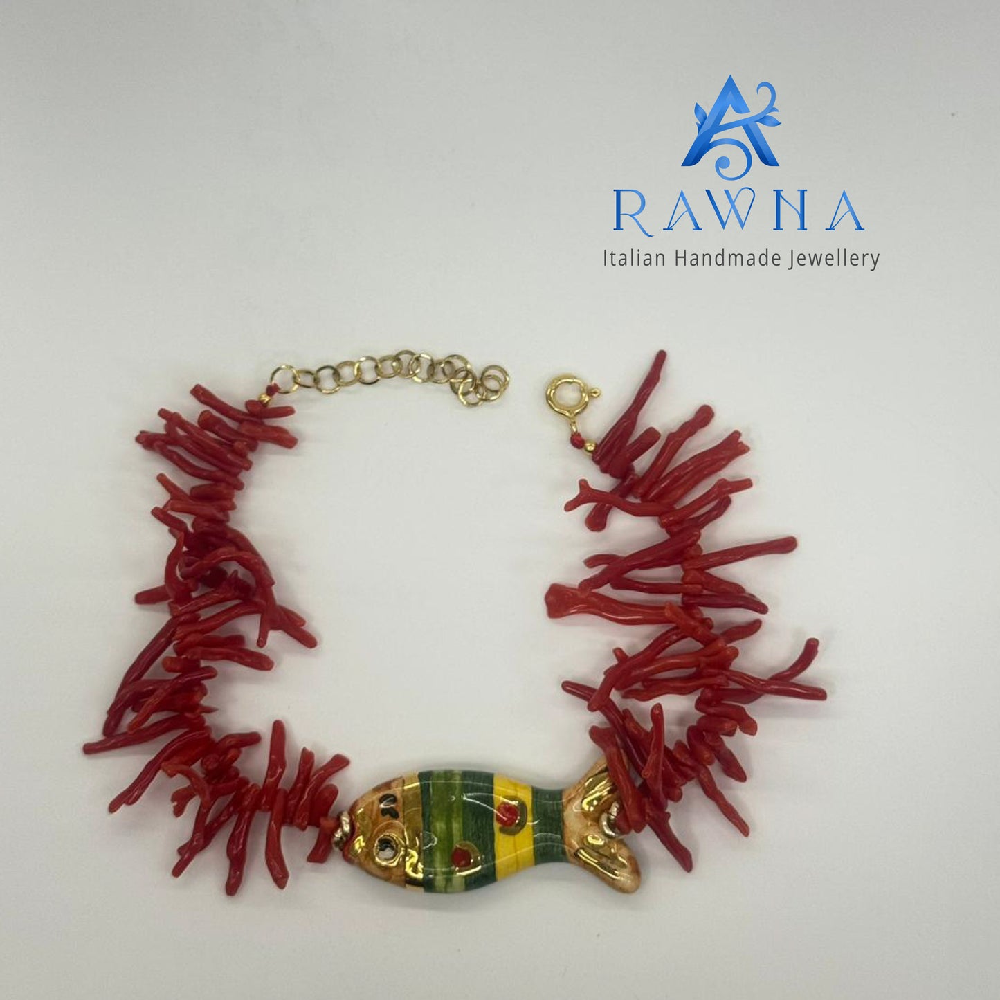 Bracciale in rami di corallo rosso con pesce smaltato