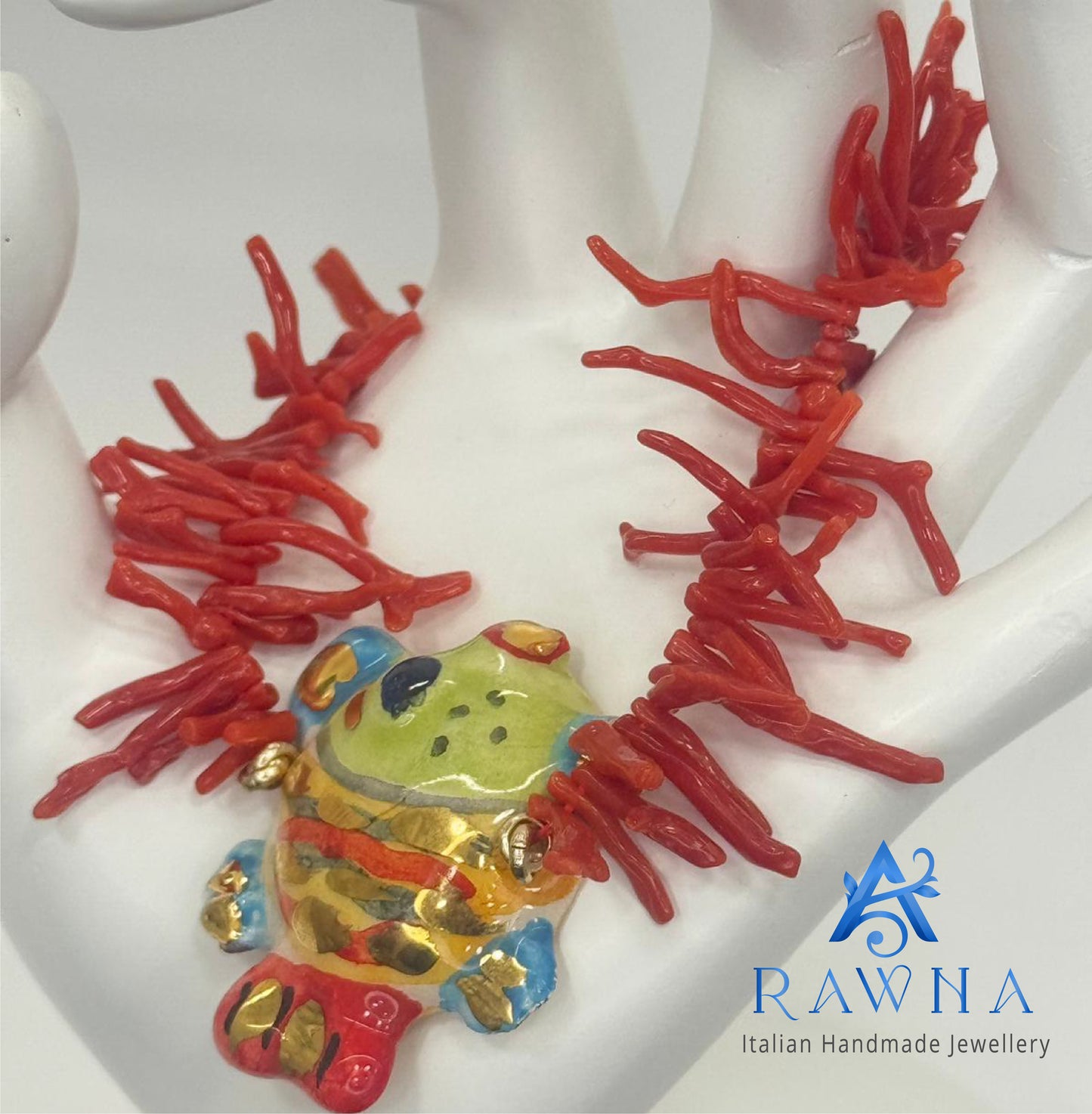 Questa collana artigianale di RAWNA Italian Handmade Jewellery è un pezzo unico che combina elementi marini naturali con un design artistico vivace.