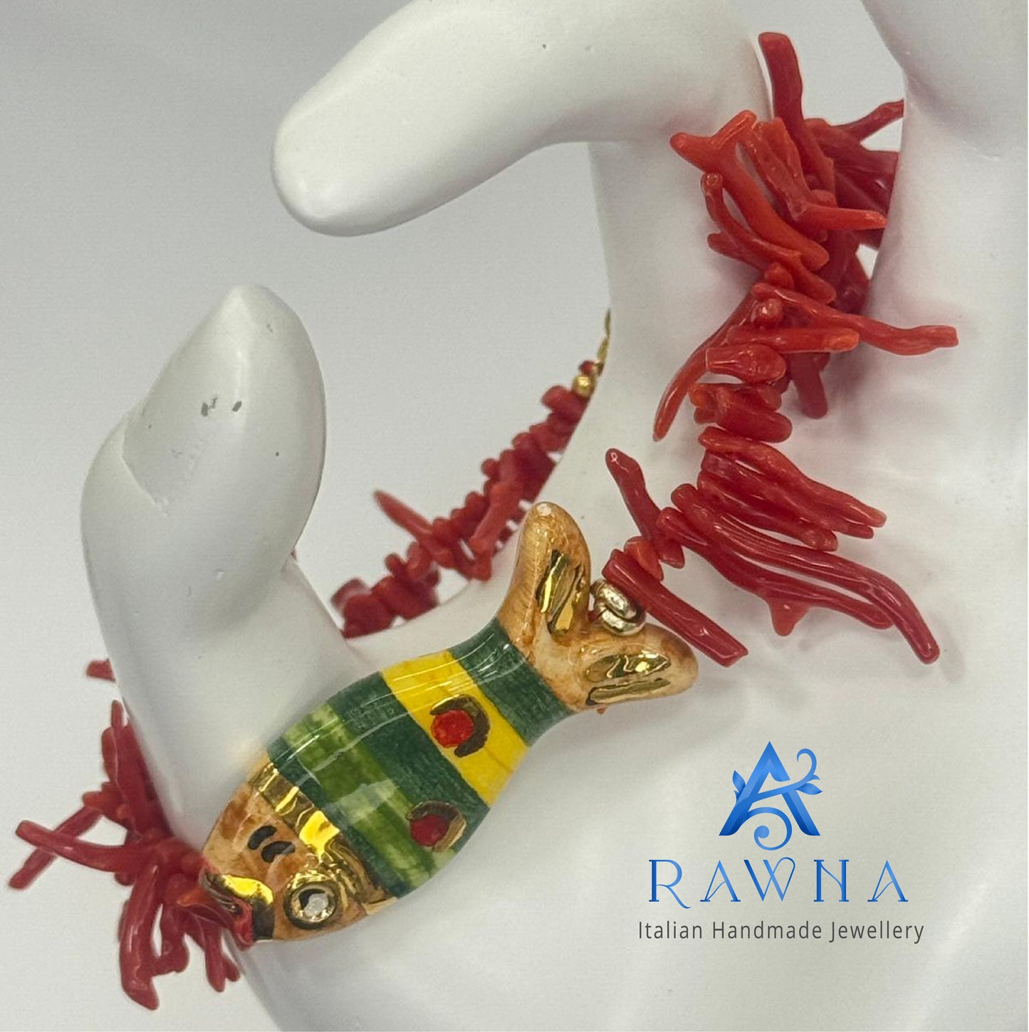 Bracciale in rami di corallo rosso con pesce smaltato