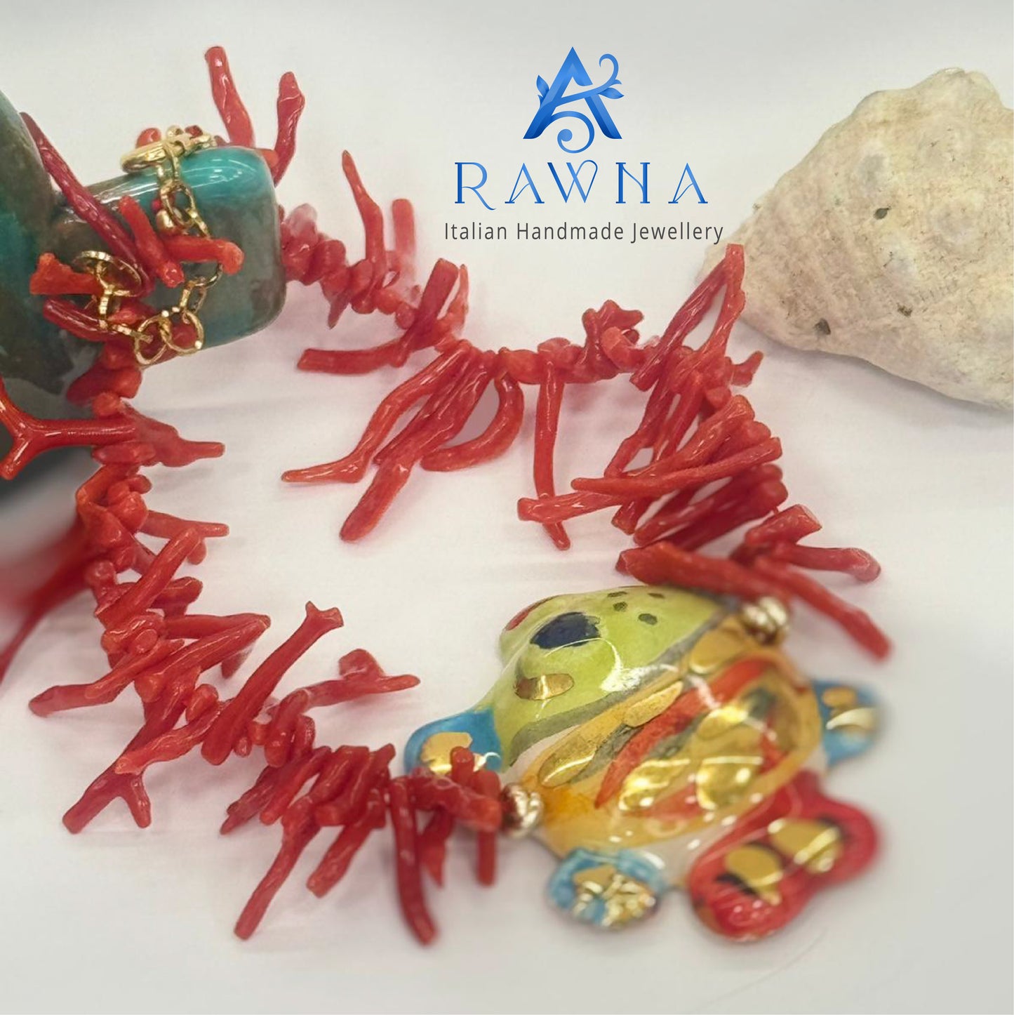 Questa collana artigianale di RAWNA Italian Handmade Jewellery è un pezzo unico che combina elementi marini naturali con un design artistico vivace.