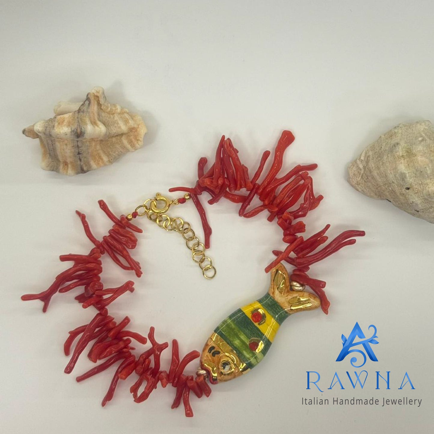 Bracciale in rami di corallo rosso con pesce smaltato