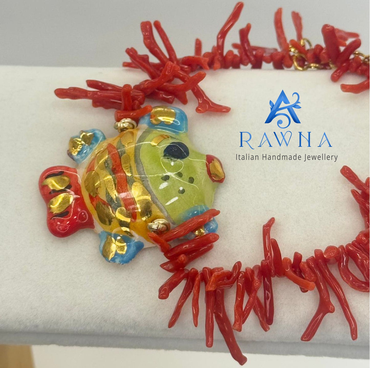 Questa collana artigianale di RAWNA Italian Handmade Jewellery è un pezzo unico che combina elementi marini naturali con un design artistico vivace.