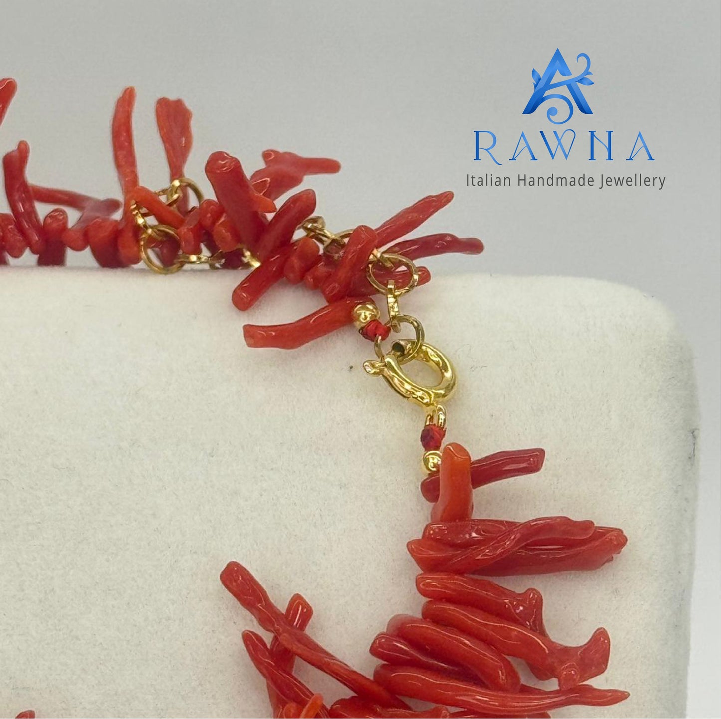 Questa collana artigianale di RAWNA Italian Handmade Jewellery è un pezzo unico che combina elementi marini naturali con un design artistico vivace.