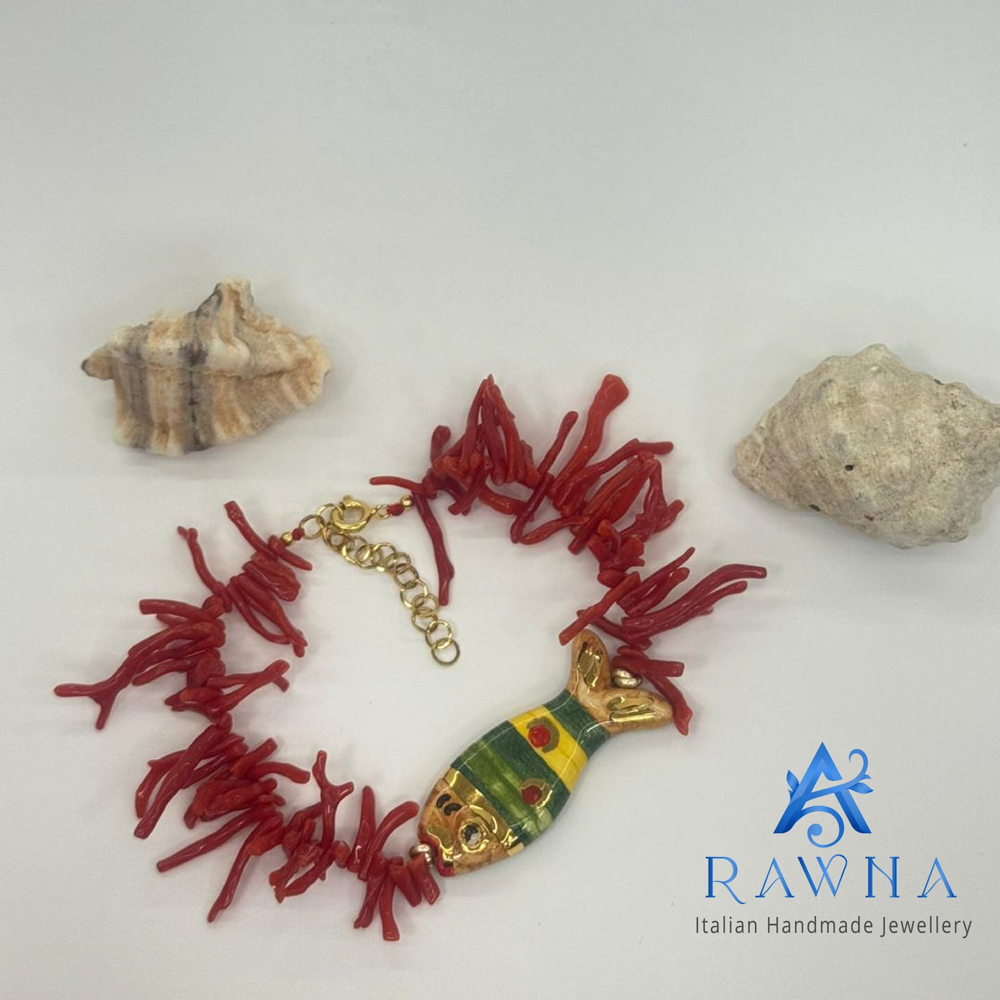 Bracciale in rami di corallo rosso con pesce smaltato