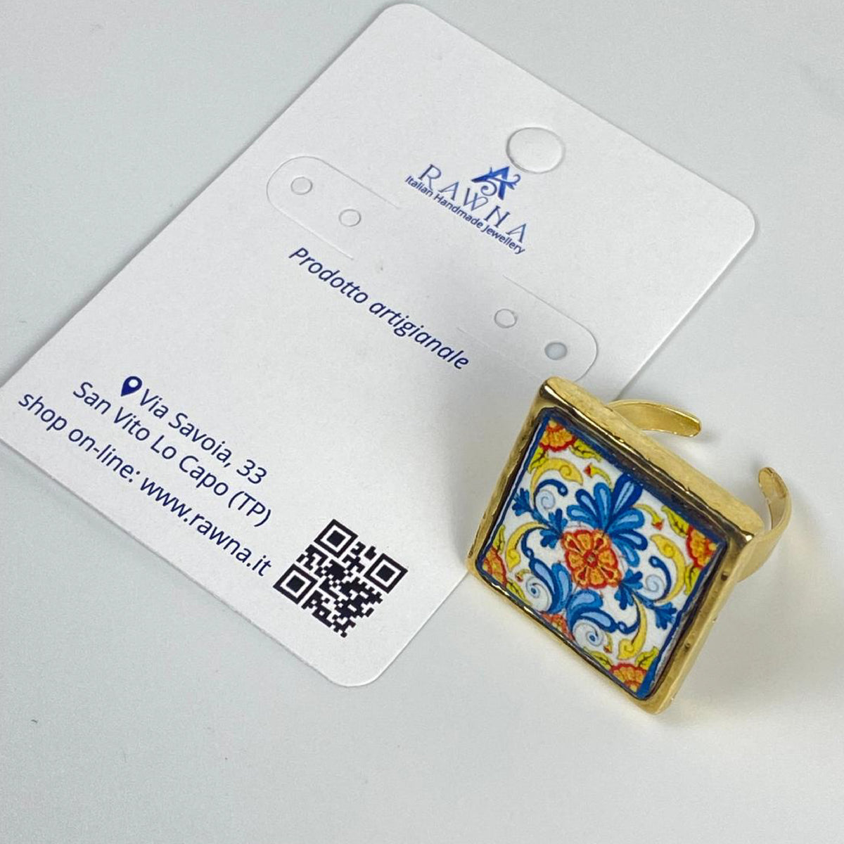 Anello RAWNA in stile maiolica siciliana con montatura dorata regolabile e motivo decorativo colorato