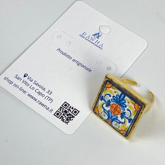 Anello RAWNA in stile maiolica siciliana con montatura dorata regolabile e motivo decorativo colorato