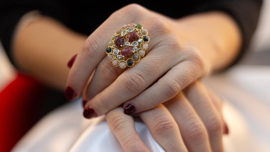 Anello Ovale Barocco RAWNA con pietre naturali, quarzo rosa, granato e dettagli dorati
