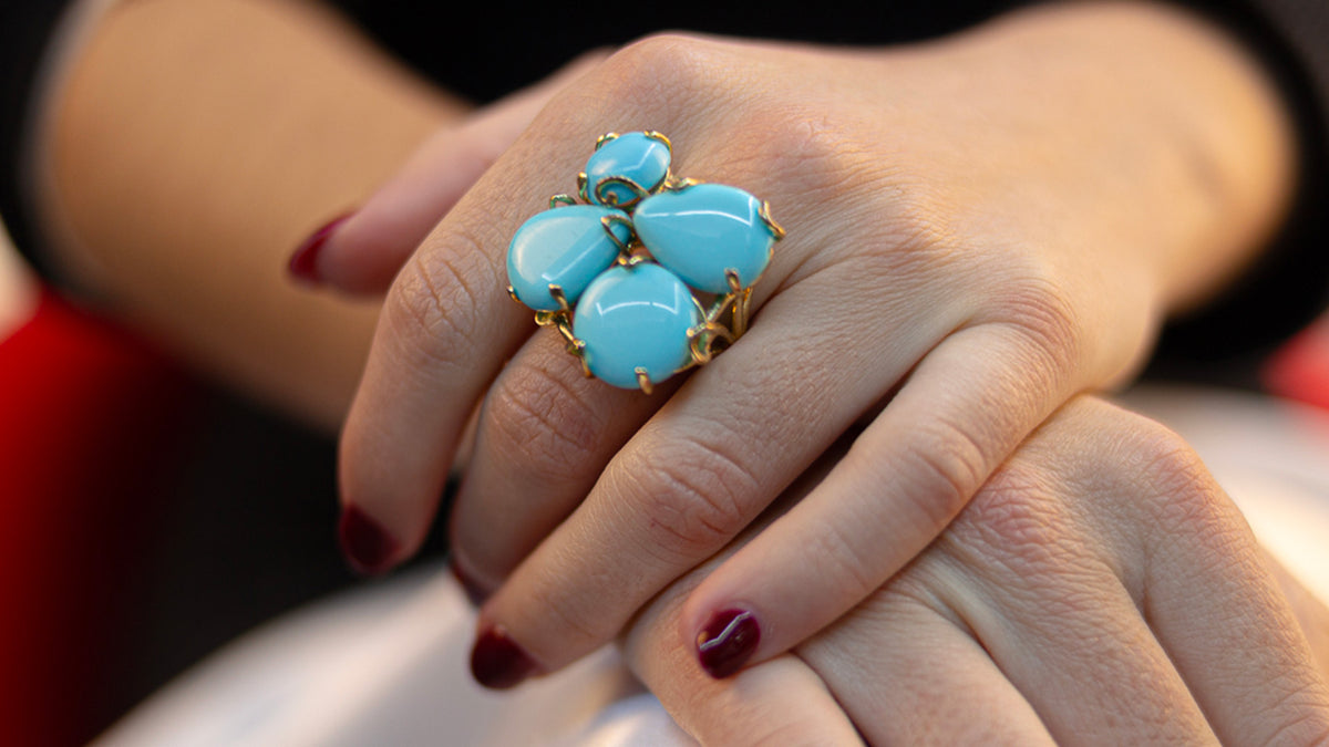 Anello Scultura RAWNA con quattro gemme in turchese cabochon e dettagli dorati