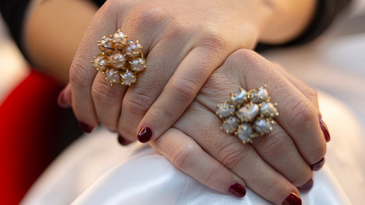Anello artigianale a grappolo con perle barocche chiare RAWNA