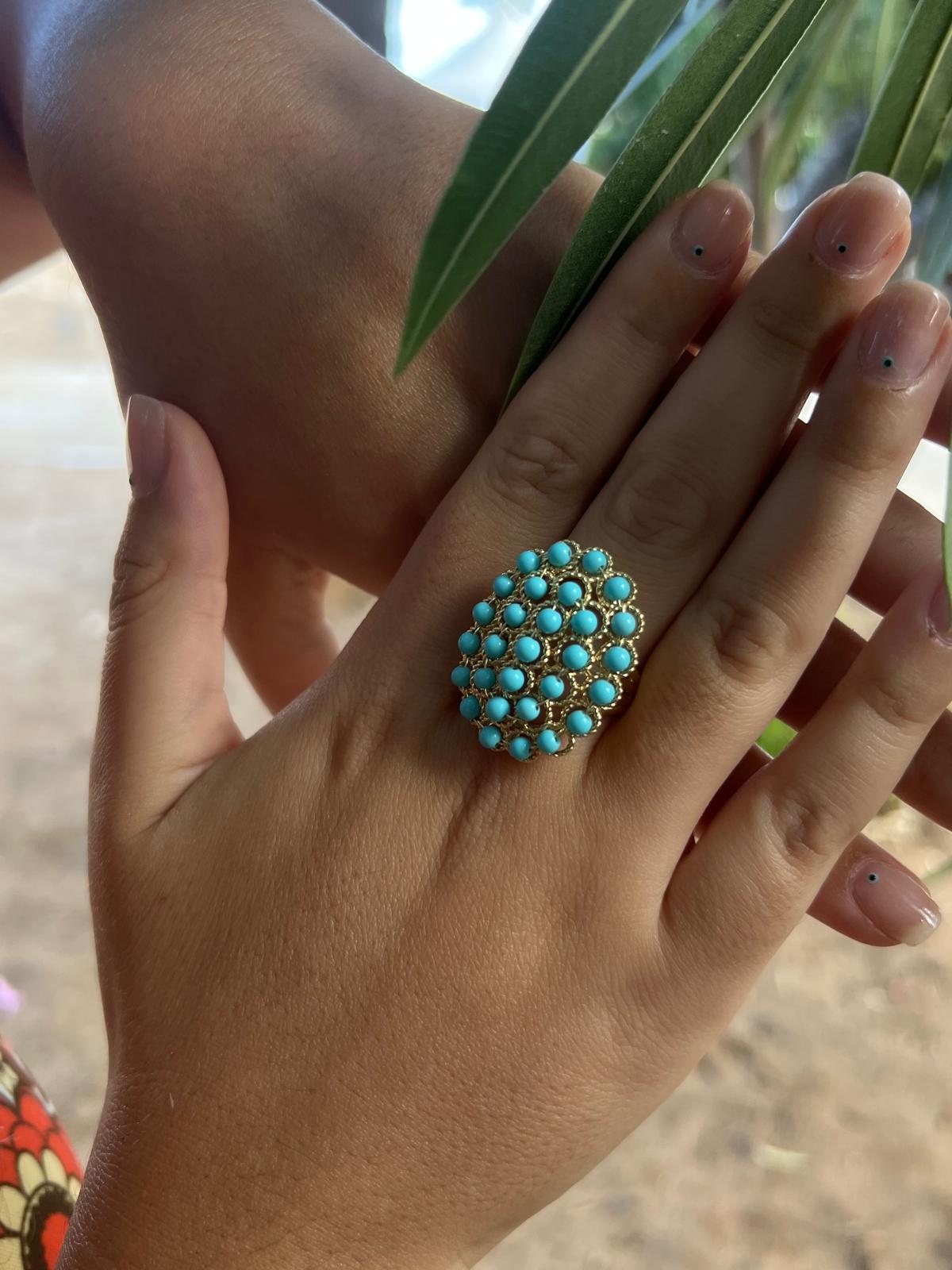 Anello artigianale in pasta di turchese intrecciata con design ovale e finitura dorata