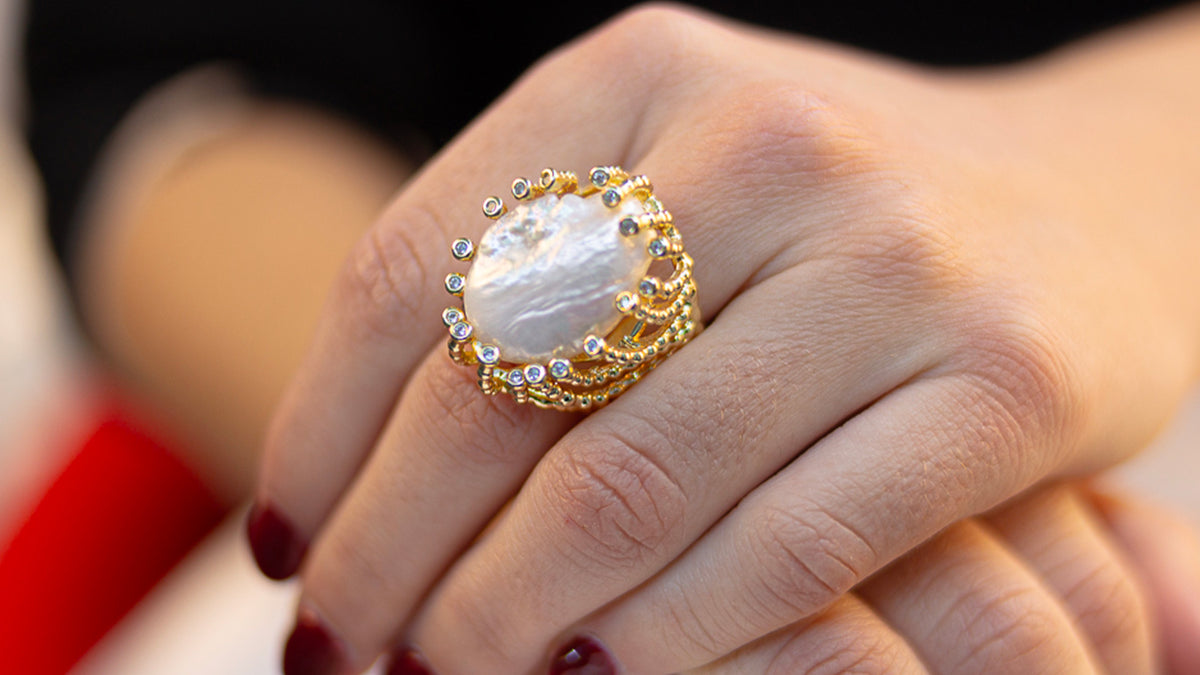 Anello RAWNA con perla barocca di fiume incastonata in ottone dorato