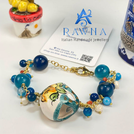 Bracciale RAWNA Profumo di Sicilia con ceramica di Caltagirone, pietre blu e perle