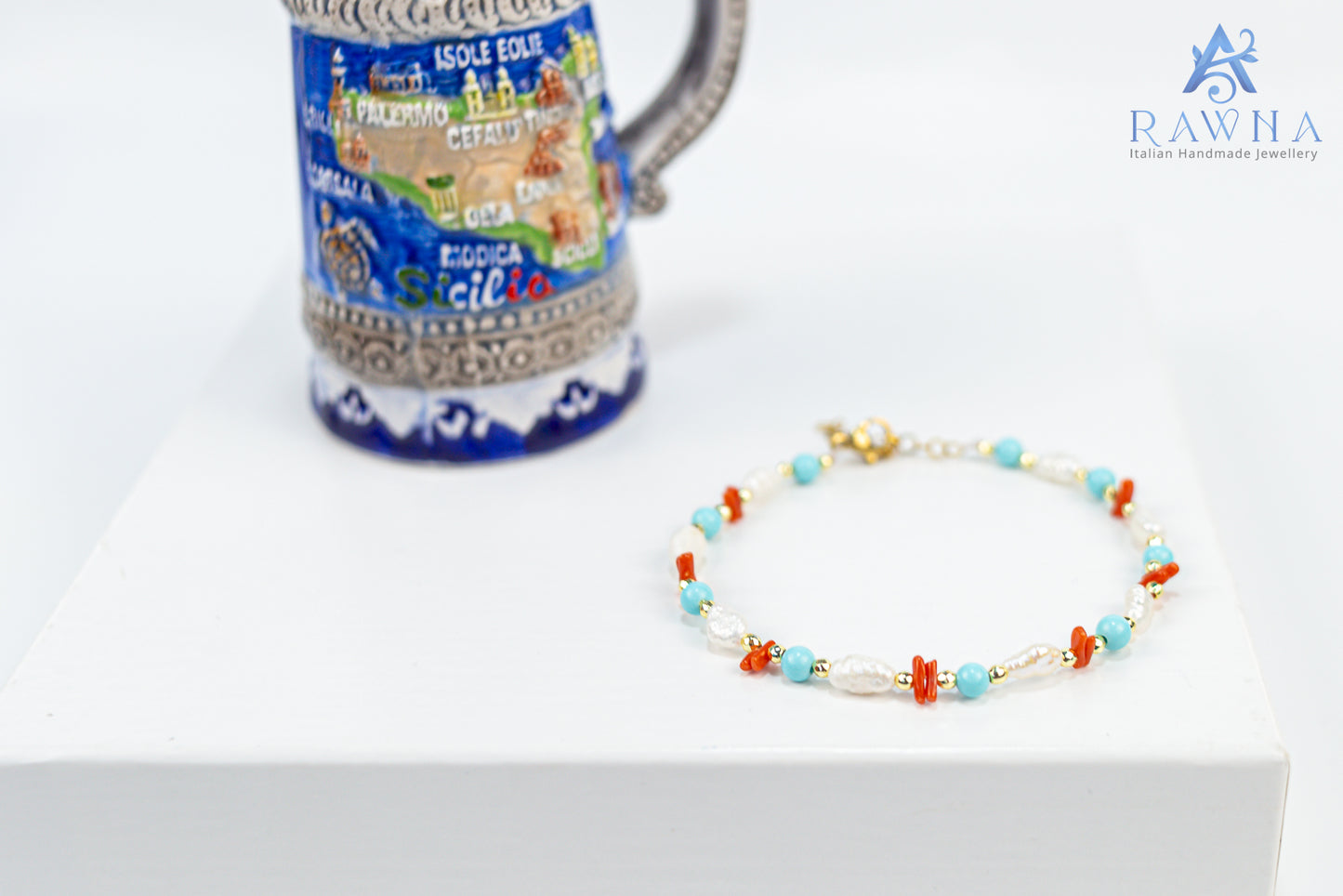 #RAWNA #BraccialeArtigianale #PerleDiFiume #CoralloNaturale #PietraTurchese #MadeInItaly #GioielliArtigianali #HandmadeJewelry #StileItaliano #EleganzaNaturale #ArtigianatoItaliano #FashionJewelry