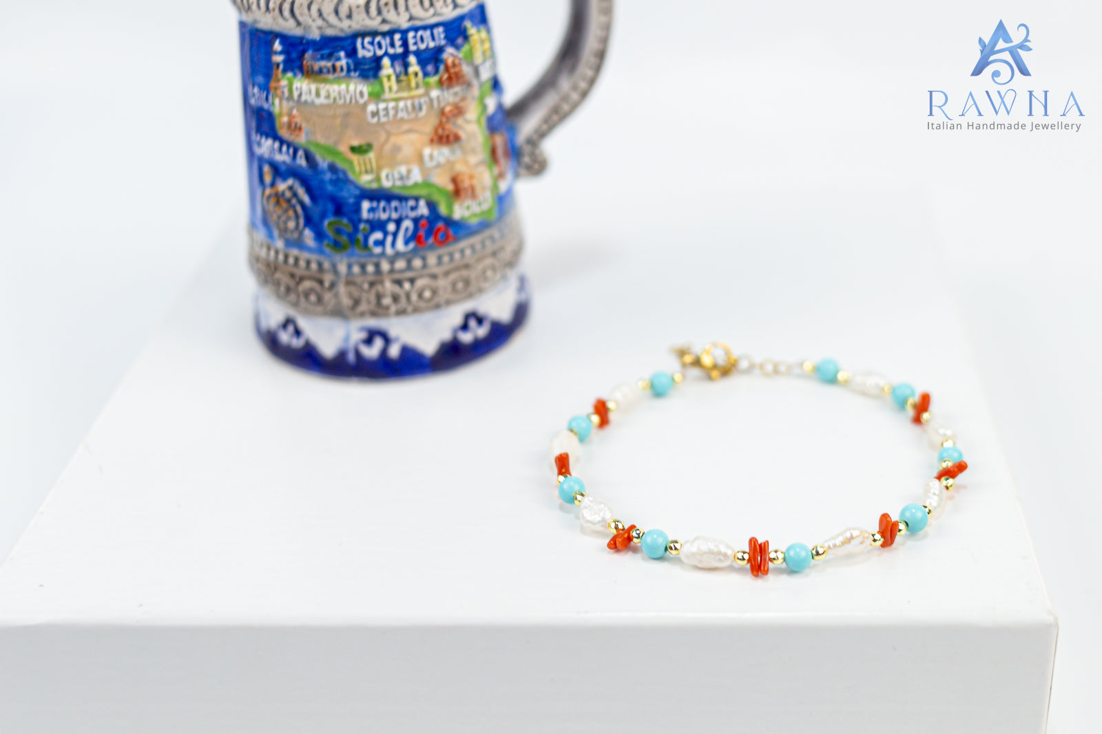 #RAWNA #BraccialeArtigianale #PerleDiFiume #CoralloNaturale #PietraTurchese #MadeInItaly #GioielliArtigianali #HandmadeJewelry #StileItaliano #EleganzaNaturale #ArtigianatoItaliano #FashionJewelry