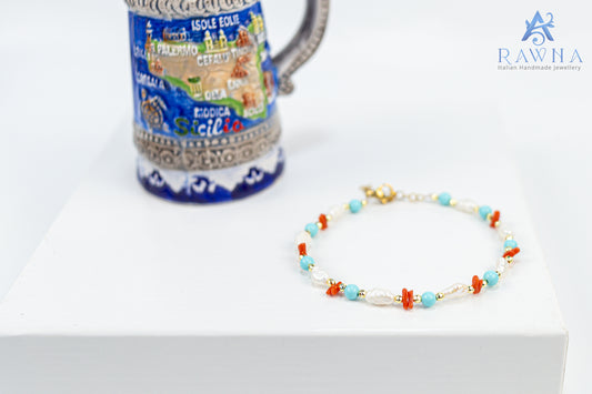 #RAWNA #BraccialeArtigianale #PerleDiFiume #CoralloNaturale #PietraTurchese #MadeInItaly #GioielliArtigianali #HandmadeJewelry #StileItaliano #EleganzaNaturale #ArtigianatoItaliano #FashionJewelry