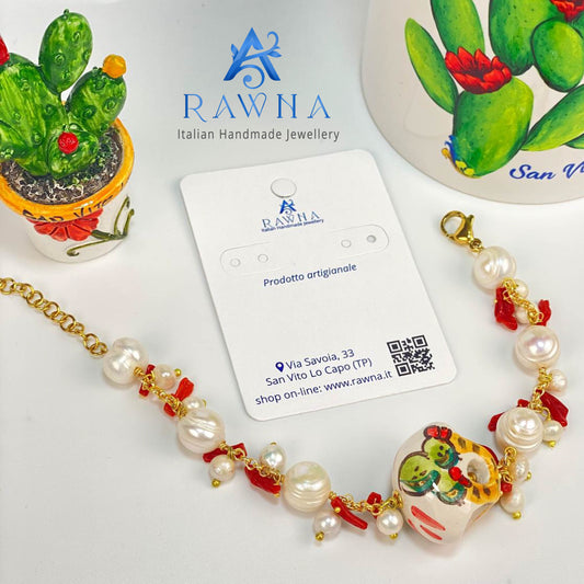 Bracciale RAWNA Luce di Sicilia con ceramica di Caltagirone, perle di fiume e corallo rosso naturale