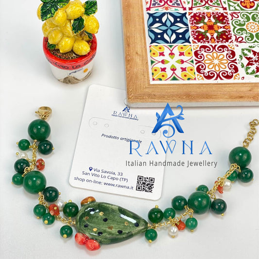 Bracciale artigianale RAWNA con fico d’India in ceramica di Caltagirone dipinto a mano, pietra naturale verde, perle di fiume naturali, corallo naturale, catena indiana placcata in oro e chiusura in acciaio
